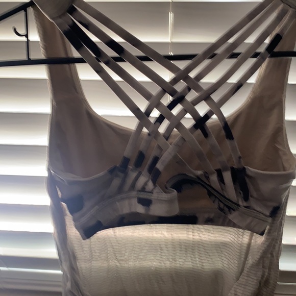 Lululemon top size 6 built-in bra - Picture 3 of 3